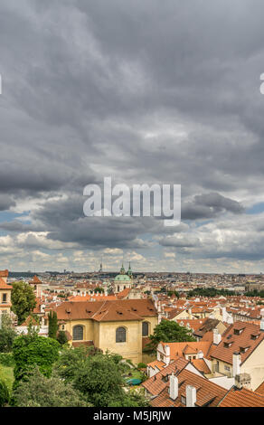 Una vista della città vecchia di Praga da Petrin Hill come aria di tempesta sulla storica est della città europea. Foto Stock