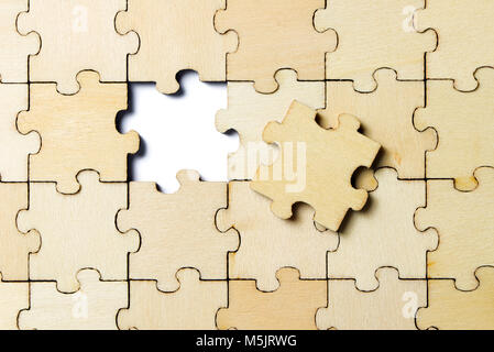 L'ultimo pezzo di jigsaw puzzle in legno Foto Stock