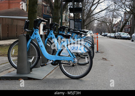 Un quartiere docking station in Roscoe Village per Divvy biciclette a noleggio, Chicago iconici blu bici cittadine programma di condivisione. Foto Stock
