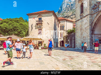 KOTOR, MONTENEGRO - Agosto 24, 2017: Frammento della piazza vicino al palazzo del XIV e del XVI secolo e la chiesa di San Nicola in old tow Foto Stock