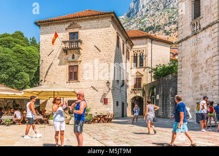 KOTOR, MONTENEGRO - Agosto 24, 2017: Frammento della piazza vicino al palazzo del XIV e del XVI secolo e la chiesa di San Nicola in old tow Foto Stock