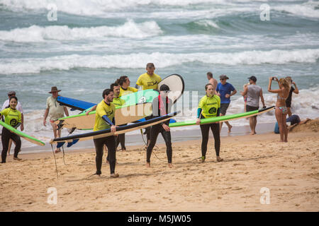 Le persone aventi una lezione di surf con Manly scuola di surf sulla spiaggia di Manly a Sydney, Australia Foto Stock