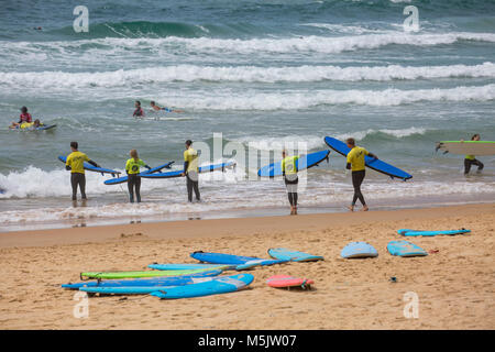 Le persone aventi una lezione di surf con Manly scuola di surf sulla spiaggia di Manly a Sydney, Australia Foto Stock