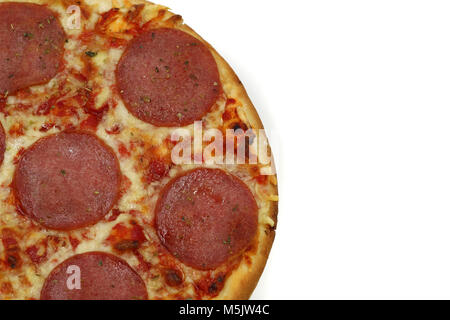 Pizza con salame e copia spazio isolato su bianco Foto Stock