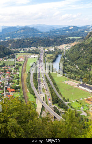 Vista di Graz superiore dalla vecchia torre di castello rovine denominato Gosting in Graz, Stiria regione dell'Austria. Foto Stock