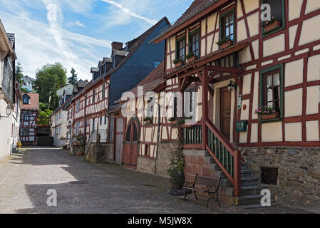 Small Alley con tipiche case a graticcio nella città vecchia di Idstein, Hesse, Germania Foto Stock