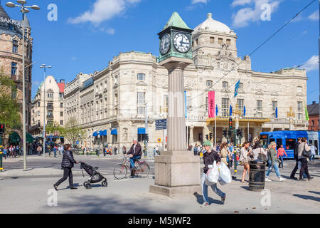 "Dramaten" il teatro drammatico reale a Nybroplan durante la primavera a Stoccolma. Foto Stock