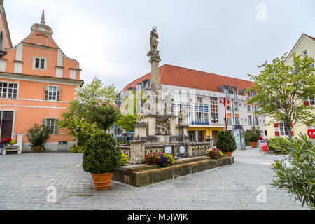 FROHNLEITEN, Austria - 16 settembre 2016 : vista esterna della città vecchia strada principale piazza con case storiche in Frohnleiten tra colline. Foto Stock