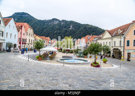 FROHNLEITEN, Austria - 16 settembre 2016 : vista esterna della città vecchia strada principale piazza con case storiche in Frohnleiten tra colline. Foto Stock