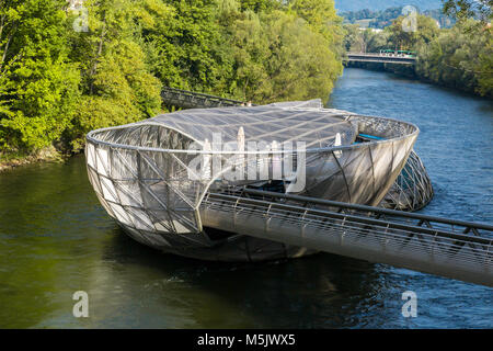 GRAZ, Austria - 16 settembre 2016 : vista esterna del ponte Murinsel in Graz. Progettato architettura moderna isola artificiale sul fiume Mur con alberi Foto Stock