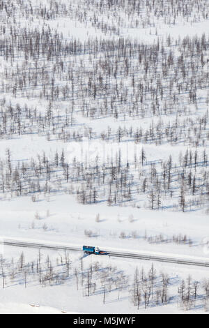 La cancellazione della strada dalla neve nella tundra, vista dall'alto Foto Stock
