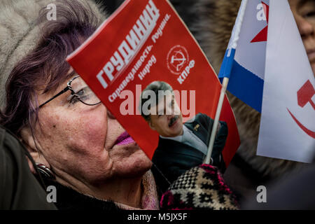 Donna che mantiene un foglietto a sostegno del candidato presidenziale del partito comunista della Federazione Russa Pavel Grudinin in occasione di una riunione Foto Stock