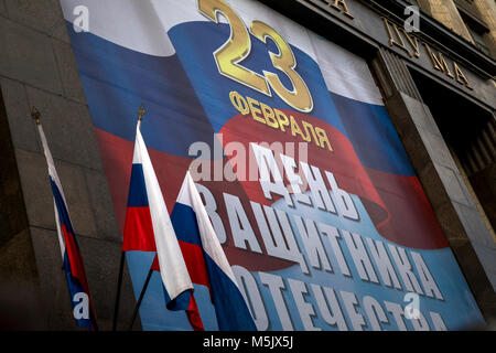 Un banner di festa per la Patria giorno è la facciata della Duma di Stato edificio a Mosca, Russia Foto Stock