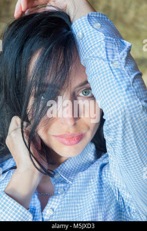 Close up pensieroso donna faccia con capelli attraverso un occhio Foto Stock