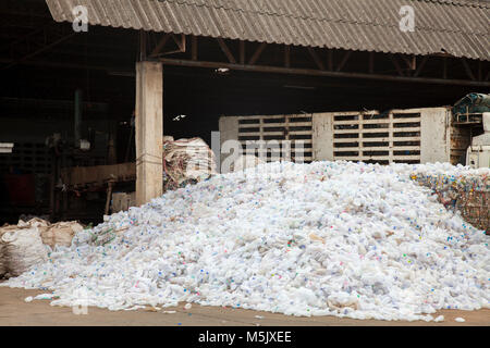 GRODNO, Bielorussia - Ottobre 16, 2017: plastica presso il moderno rifiuti pericolosi impianti di trasformazione. Riciclaggio e stoccaggio di rifiuti per ulteriore smaltimento. Carrello Foto Stock