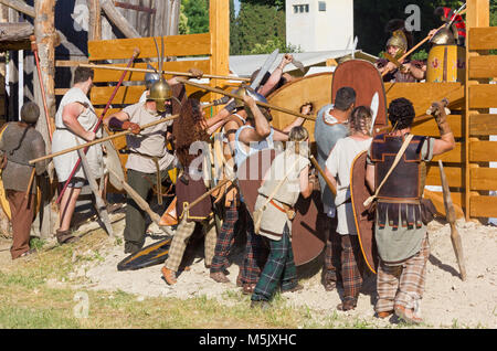 AQUILEIA, Italia - 18 Giugno 2017: i Celti Carniche assalto l accampamento romano nella battaglia finale presso il locale la rievocazione storica Foto Stock