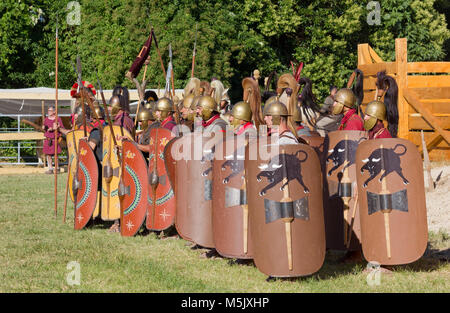 AQUILEIA, Italia - 18 Giugno 2017 : Antico legionario romano la formazione nella battaglia finale presso il locale la rievocazione storica Foto Stock