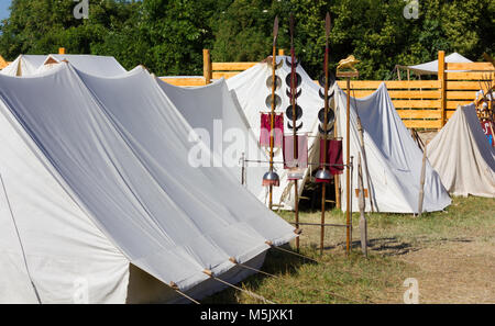 Tende in un antico romano accampamento miliare una rievocazione storica Foto Stock