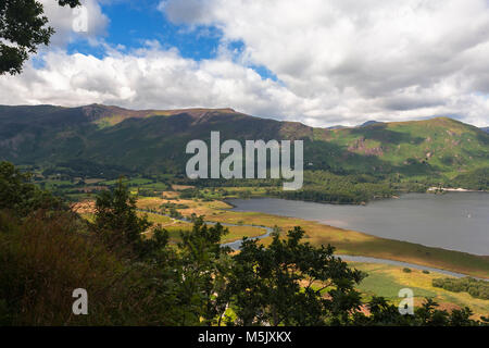 Derwentwater e oltre, Maiden Moor, dalla vista a sorpresa, Near Keswick, Lake District, Cumbria, England, Regno Unito Foto Stock