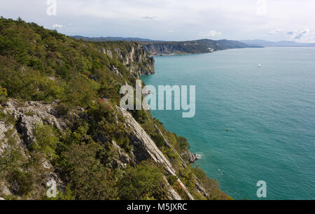 Vista autunnale della costa rocciosa tra Duino e Trieste, Italia Foto Stock