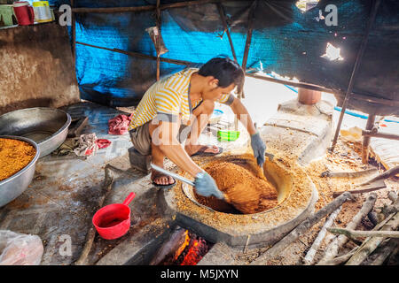 Trasformazione Tây Ninh gamberetti sale (muoi tom) di cucina vietnamita. Tay Ninh è famosa per il commercio all'ingrosso di gamberi sale in Vietnam Foto Stock