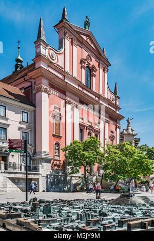 La chiesa francescana è stata costruita tra il 1646 e il 1660. Si trova sulla Piazza Preseren ed è un punto di riferimento di Lubiana, Slovenia, Europa Foto Stock