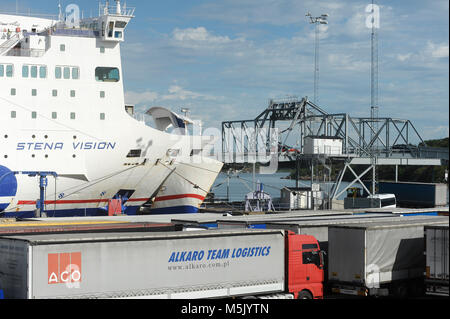 I carrelli inserendo il cruiseferry MS Stena Vision su Karlskrona-Gdynia (Polonia)-Karlskrona in Karlskrona Stena Line Ferry Terminal in Karlskrona, Blekin Foto Stock