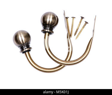 Palla di ottone finestra a tendina coppia holdback con viti isolati su sfondo bianco Foto Stock
