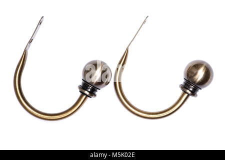 Palla di ottone finestra a tendina coppia holdback isolati su sfondo bianco Foto Stock
