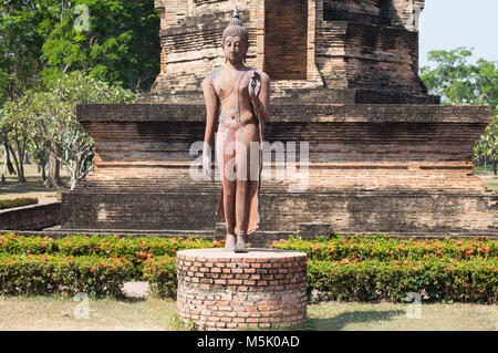 SUKHOTHAI, Thailandia, febbraio 23, 2017 - Big Buddha camminando in Wat Sa Si tempio di Sukhothai tempio storico Park, Sukhothai, Thailandia Foto Stock