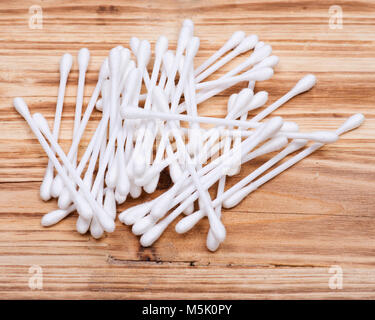 Doppio organico fine orecchio di cotone e portare i tamponi, germogli su legno sfondo vintage Foto Stock