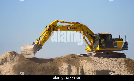 ROTTERDAM, Paesi Bassi - 7 SET 2012: Komatsu PC350 Escavatore idraulico al lavoro sulla nuova Maasvlakte 2 nel porto di Rotterdam. Foto Stock