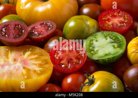 Close up di coloratissimi pomodori, alcune fette, ripresa dall'alto Foto Stock