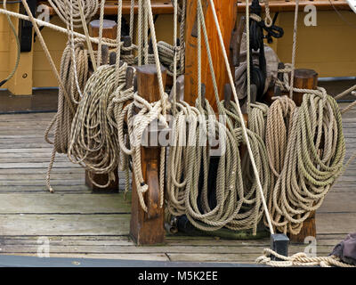Dettaglio della spirale funi memorizzati da manovre sul ponte di Tall Ship Phoenix in Charlestown Harbour, Cornwall, Regno Unito Foto Stock