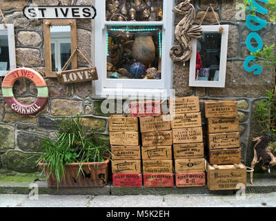 Display eclettico di merci al di fuori di Kudos vecchio curiosità, mobili di antiquariato e collezionismo shop in Fore Street, St. Ives, Cornwall, Regno Unito Foto Stock