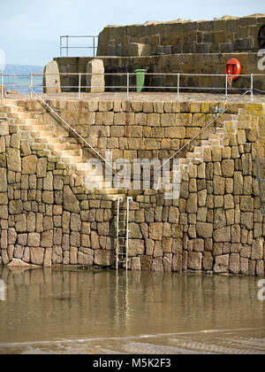 A V o a Y di granito a forma di gradini di pietra nel porto Mousehole parete, Mousehole, Cornwall, Regno Unito Foto Stock