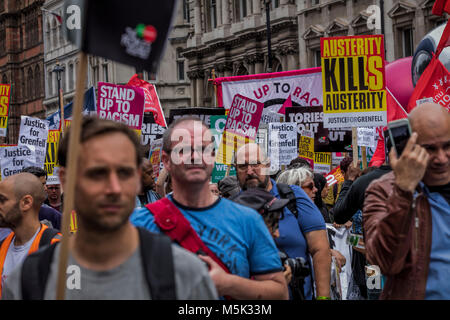 Anti governo marcia di protesta a Whitehall Foto Stock