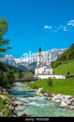 Chiesa parrocchiale di San Sebastian, Ramsauer Ache, Reiteralpe in background, Ramsau, area di Berchtesgaden, Alta Baviera, Baviera Foto Stock