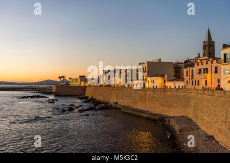 Lungomare della città costiera di Alghero dopo il tramonto, Sardegna, Italia Foto Stock