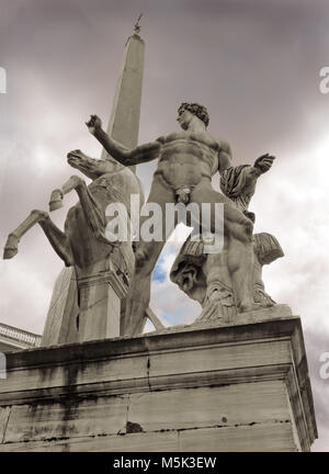 Close-up su uno dei due dioscuri statue in Roma, Italia Foto Stock