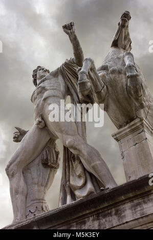 Close-up su uno dei due dioscuri statue in Roma, Italia Foto Stock