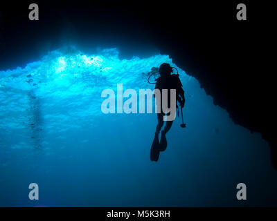 Silhouette sommozzatore in una grotta, Koh Tao Island, Thailandia Foto Stock