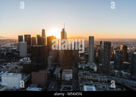 Sunrise vista aerea downtown Los Angeles skyline nella California Meridionale. Foto Stock