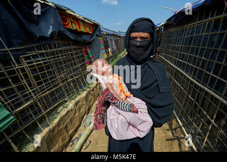 Hasina Belrasama mantiene la sua figlia Shuhia nel Jamtoli campo profughi nei pressi di Cox's Bazar, Bangladesh. Foto Stock