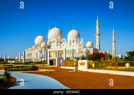 L'imponente Sheikh Zayed Grande Moschea di Abu Dhabi Foto Stock