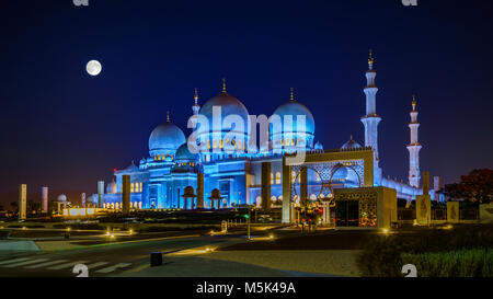 L'imponente Sheikh Zayed Grande Moschea di Abu Dhabi di notte Foto Stock