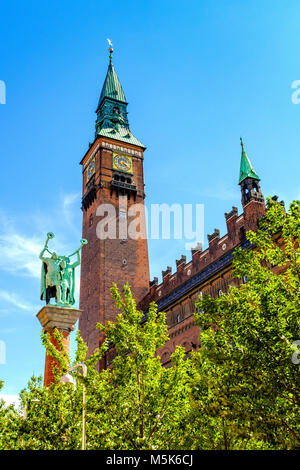 Copenaghen, Zelanda regione / Danimarca - 2017/07/26: vista panoramica del centro della città con il Municipio e Lur soffianti statua e la colonna sulla City Hall squ Foto Stock