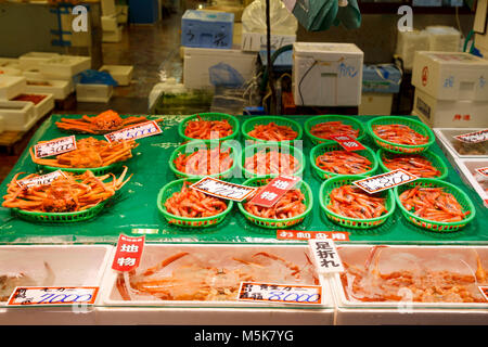 Il mercato giapponese con pesce fresco e frutti di mare in vendita nella città di Kanazawa, in Giappone Foto Stock