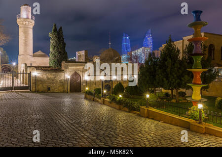 Vista serale del Palazzo di Shirvanshahs e torri a fiamma nella città vecchia. Baku in Azerbaijan. Gennaio, 2018. Foto Stock