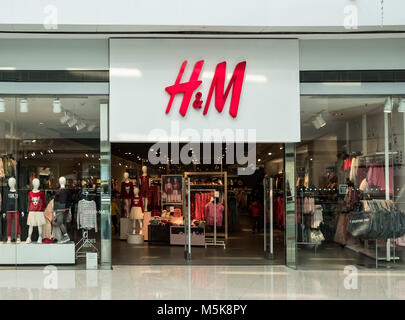 Hong Kong, febbraio 15, 2018: H&M Store in Hong Kong. H&M è una multinazionale svedese di vendita al dettaglio di abbigliamento-società. Foto Stock